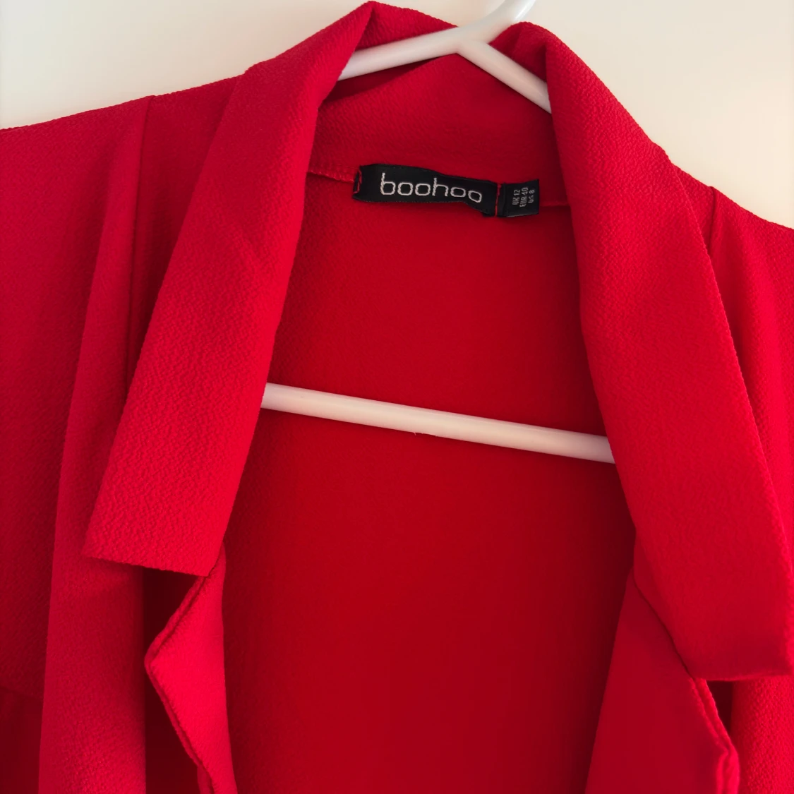 Röd lång kappa från Boohoo - 4