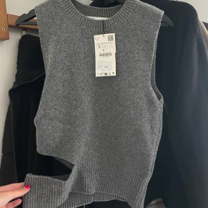 Grå stickad topp - grå stickad topp från Zara i storlek S. 