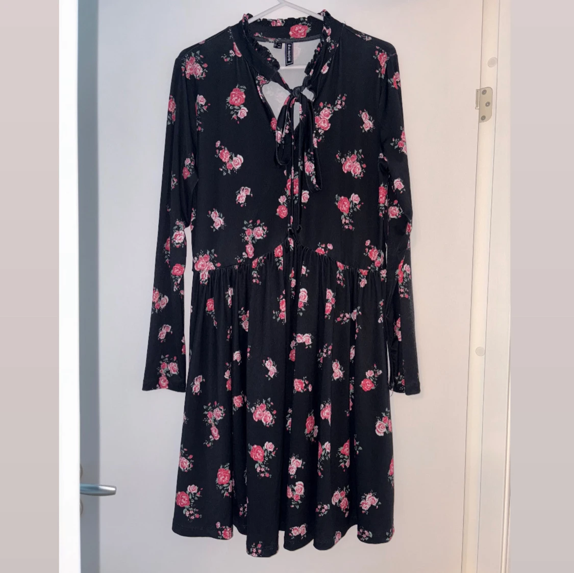 Svart blommig klänning från Rainbow