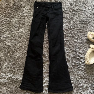 Cheap Monday jeans  - Populära lågmidjade bootcut jeans från weekday. Endast provade så nyskick🥰