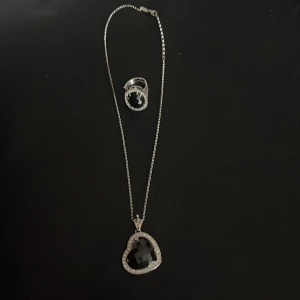 Vintage smyckeset från Pryngeps Halsband & Ring i 925 silver med svart onyx ✨ - Unikt och elegant smyckeset från det italienska märket Pryngeps Woman, perfekt för dig som uppskattar tidlös stil med karaktär. 🔹 Detaljer: 	•	Märke: Pryngeps Woma. Material: Äkta 925 silver 	•	Sten: Svart onyx (fasettslipad) 	•	Stil: Vintage, elegant, feminint 	•	Skick: Utmärkt skick, knappt använd