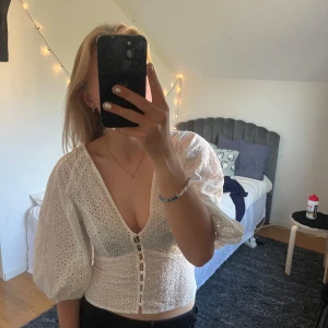 Spetsblus  - Säljer en fin topp från hm med mönster/spets, aldrig använd🤗 så i fint skick 