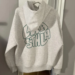 LXA Hoodie - Lxa hoodie som inte säljs längre därför är det många som säker den. Den är i väldigt bra skick den har några nopprar men inget som man tänker på. Tjockt material så känns som en mer exklusiv hoodie. Storlek S men passar M också och är fortfarande oversize då.