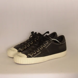 Philippe Model Sneakers - PHILIPPE MODEL SNEAKERS  Storlek : 41 (större)  Passform : passar 1,5 större  Användning : Skorna är i väldigt fint skick utan defekter  Nypris : Cirka 4000SEK