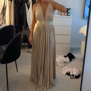 Champagnefärgad balklänning - Säljer min balklänning som även är uppsydd till en som är 160. Super fint skick och verkligen en fin klänning med bra kvalité , perfekt för någon som vill vara ute i god tid som jag var, köpt för 1600