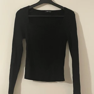 Svart topp - Jättefin topp från gina tricot, använt ett par gånger men är i jättebra skick💕ärmarna har slits