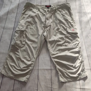 Beige cargoshorts från Fjällräven - You can buy this only on Vinted profile: brysu1 Snygga beige cargoshorts från Fjällräven med flera praktiska fickor på sidorna och bak. Klassisk passform med bälteshällor och knappstängning. Perfekta för sommardagar och äventyr utomhus. Lätta och slitstarka i bomullsmix.