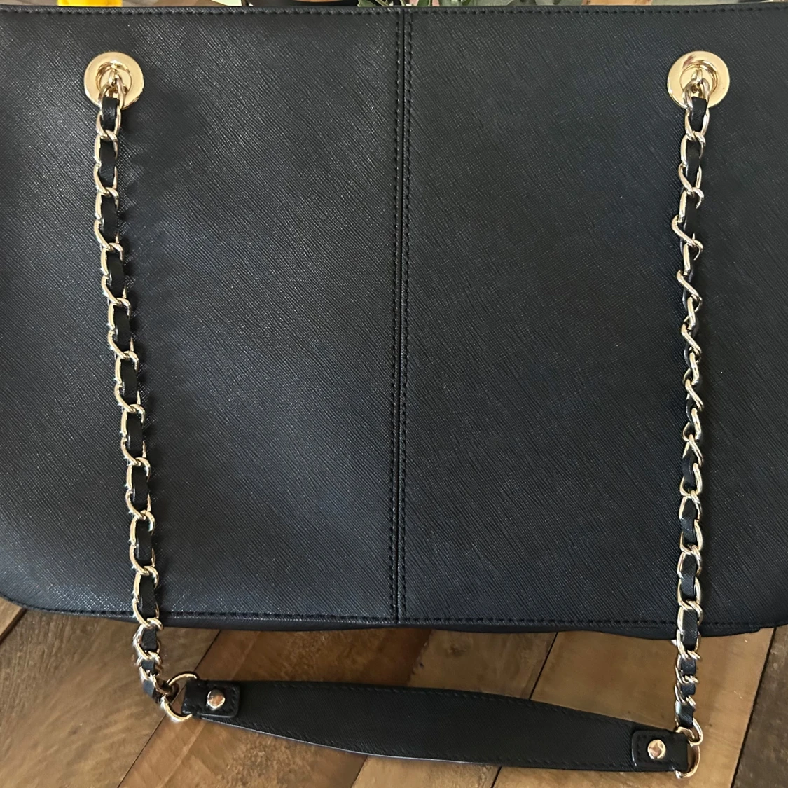 Svart axelväska från DKNY med kedja - 1