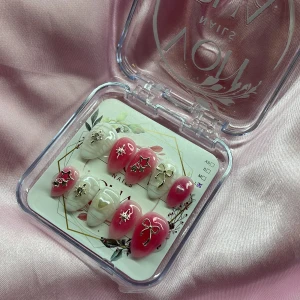 Sugarpop (L);Short Almond - Set gelé press on-naglar i kort mandelform med rosa och vit marmoreffekt. Naglarna har silvriga dekorationer som stjärnor, rosetter och hjärtan. Perfekt för dig som vill ha snygga naglar snabbt! Kommer i storlek L: 17 mm, 12,5 mm, 13 mm, 12 mm, 10 mm 
