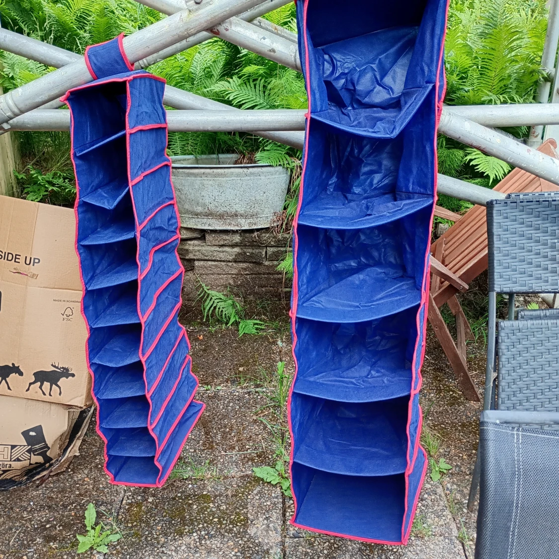 Blå hängande förvaring med röda kanter - 2