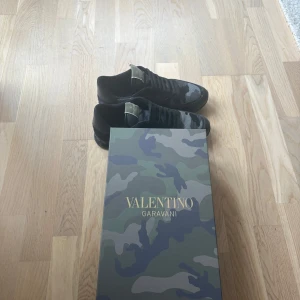 Valentino Garavani Rockrunner  - Valentino rockrunner storlek 43,5 (passar 44) skick 9/10 använda ca endast 1 månad det ända är att dom är lite smutsiga men allt går att tvätta bort enkelt. Nypris ca 6000kr