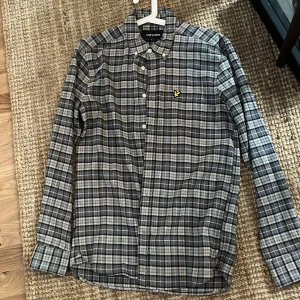 Lyle & Scott Skjorta  - Oanvänd Lyle & Scott Flanellskjorta storlek M, säljes pga kommer ej till användning. 