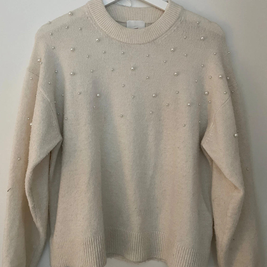Beige stickad tröja med pärlor H&M
