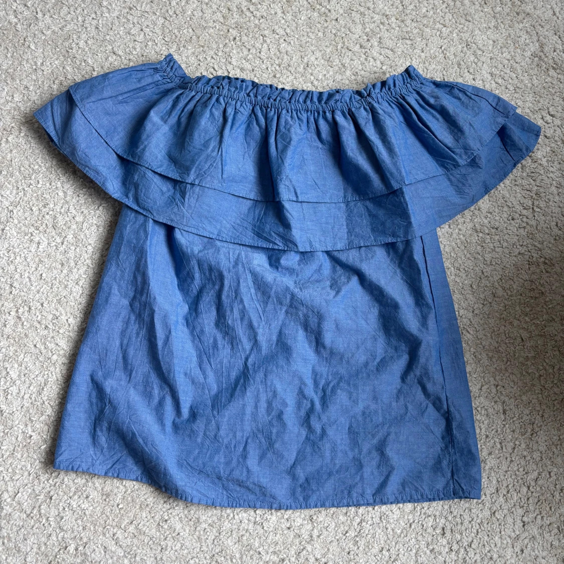 Blå offshoulder volangblus från Neo Noir - 1