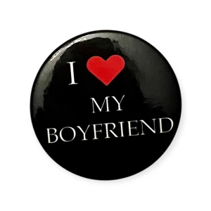 I love my boyfriend pin hjärta badge  - Snygg pin med texten ”I ❤️ MY BOYFRIEND”. Svart bakgrund. Ca 4,4 cm i diameter. #ilovemyboyfriend #boyfriend #merch #merchandise #pojkvän #badge #pin #pins #badges #knapp #knappar