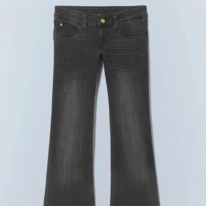 Svarta bootcut jeans weekday - Säljer dessa då jag aldrig använder dom!