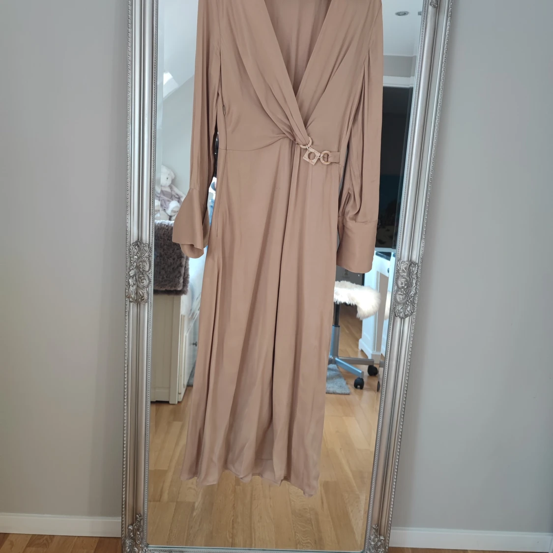 Beige långklänning med omlott och spänne - 4