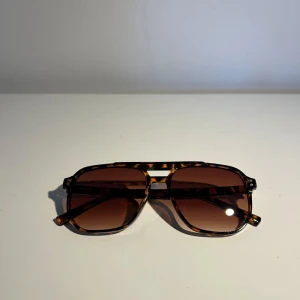 Tom Ford identiska med leopard mönster - Riktigt stilrena solglasögon. Perfekta inför sommaren. Riktigt snygga och stilrena. Tom Ford identiska men inte äkta. Extremt bra pris så först till kvarn😁
