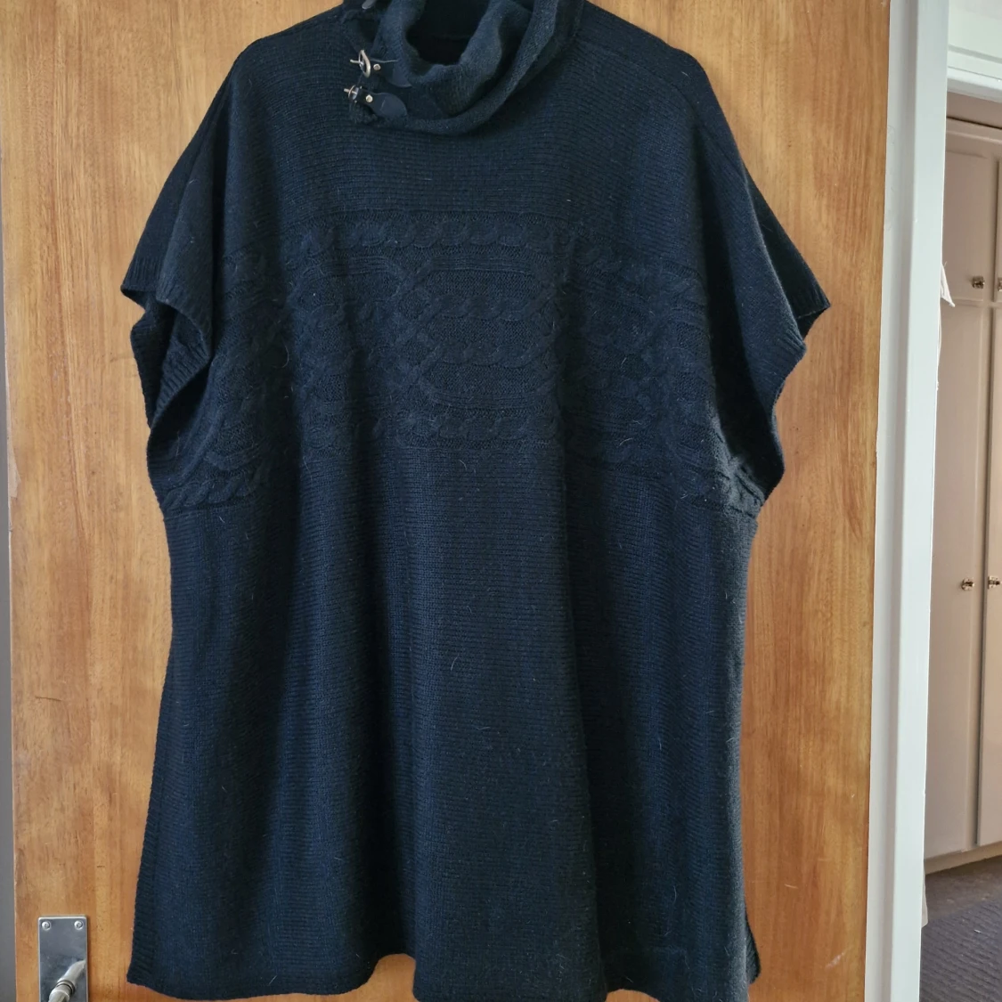 Svart stickad poncho ONE SIZE