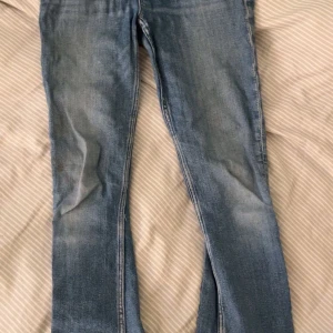 Blå bootcut jeans med ljus tvätt - Snygga jeans från Gina, säljs inte längre men helt vanliga bootcut 
