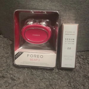 FOREO Bear 2 & Supercharged Serum - FOREO Bear 2 är en rosa ansiktsapparat med silverdetaljer för microcurrent-behandling, perfekt för att tona ansiktet. Medföljer gör FOREO Supercharged Serum 2.0, 30 ml, som boostar huden med elektrolyter. Glöm plastikkirurgi. Vem vill egentligen lägga blod, pengar och ofrivillig "semester" på att sudda bort några år från ansiktet? BEAR™ 2 ger synlig och kliniskt bevisad effekt på rynkor, fasthet och elasticitet på bara 1 vecka – utan risk för komplikationer. BEAR™ 2 är den enda enhet som har 4 r