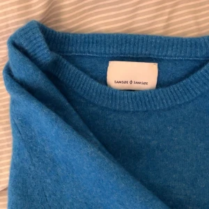 Blå stickad tröja från Samsøe Samsøe - Säljer min blå stickad tröja från Samsøe Samsøe, eftersom jag inte brukar använda den, nypris är 1500 säljer för 550kr