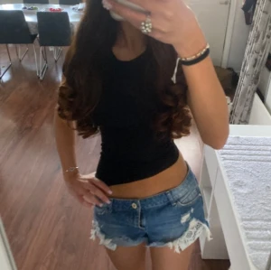 Lowwaist jeansshorts med spetsdetaljer - Snygga low waist jeansshorts i strl 36, midja:39cm. Kommer fler unika jeansshorts/kjolar så följ!!