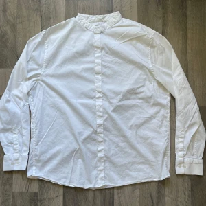 H&M vit slim fit skjorta - Klassisk vit slim fit skjorta från H&M i storlek XXL. Den är lite för oversized för mig. Längden 81 cm, axeln 52 cm och bredden 63 cm