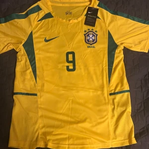 Ronaldo Nazario Brasilien Fotbollströja - Säljer en Brasilien fotbollströja med Ronaldo 9 på ryggen i storlek M som är helt ny med prislapp