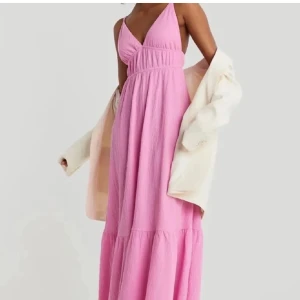 Rosa långklänning  - I storlek XS men passar även en S! Intressekoll på min favvo-klänning! Använd väl men i fint skick, har sytt dit en gulddetalj på banden, då de gick av. Den är mycket finare nu, tidigare var det bara genomskinliga plasthängen. Hör av er för bild på detta🩷🩷💘