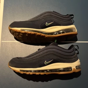Nike Air Max 97 - Blåa och gröna Nike air Max 97 i storlek 43. Skriv vid frågor och pris är ej hugget i sten!