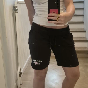 Svarta shorts från Polo Club - Mörkblå mjukis shorts från Polo Club. Uppvikt midjan på bilden men är även snygga som de är! Fint skick! Stl s