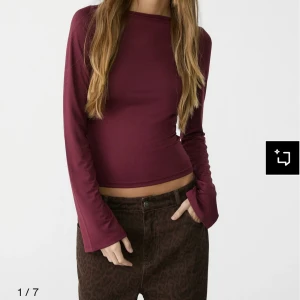 fin topp - vinröd satin liknande topp från stradivarius teen med utsvängda ärmar. använd ett fåtal gånger. säljer pga för liten för mig (den är väldigt liten i storleken)