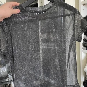 Glittrig topp - Mesh. Från carlings 