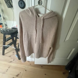 Beige huvtröja  - Beige huvtröja från HM! Helt oanvänd men har en liten fläck på framsidan som inte syns då den är köpt från Sellpy💞