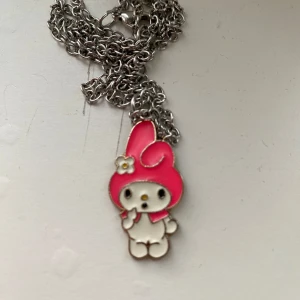 My Melody halsband - Sött halsband med My Melody-hänge i rosa och vitt emalj på en silverfärgad kedja. Har använts några gånger men är annars i väldigt bra skick💗💗 Pris går att diskutera!!🩷