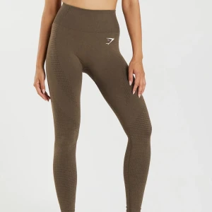 Set från Gymshark - Säljer detta fina träningset från Gymshark i en jättefin brun färg. Tyvärr blivit för litet men verkligen varit en favorit! Sitter på plats hela tiden. Säljs i hela setet. 