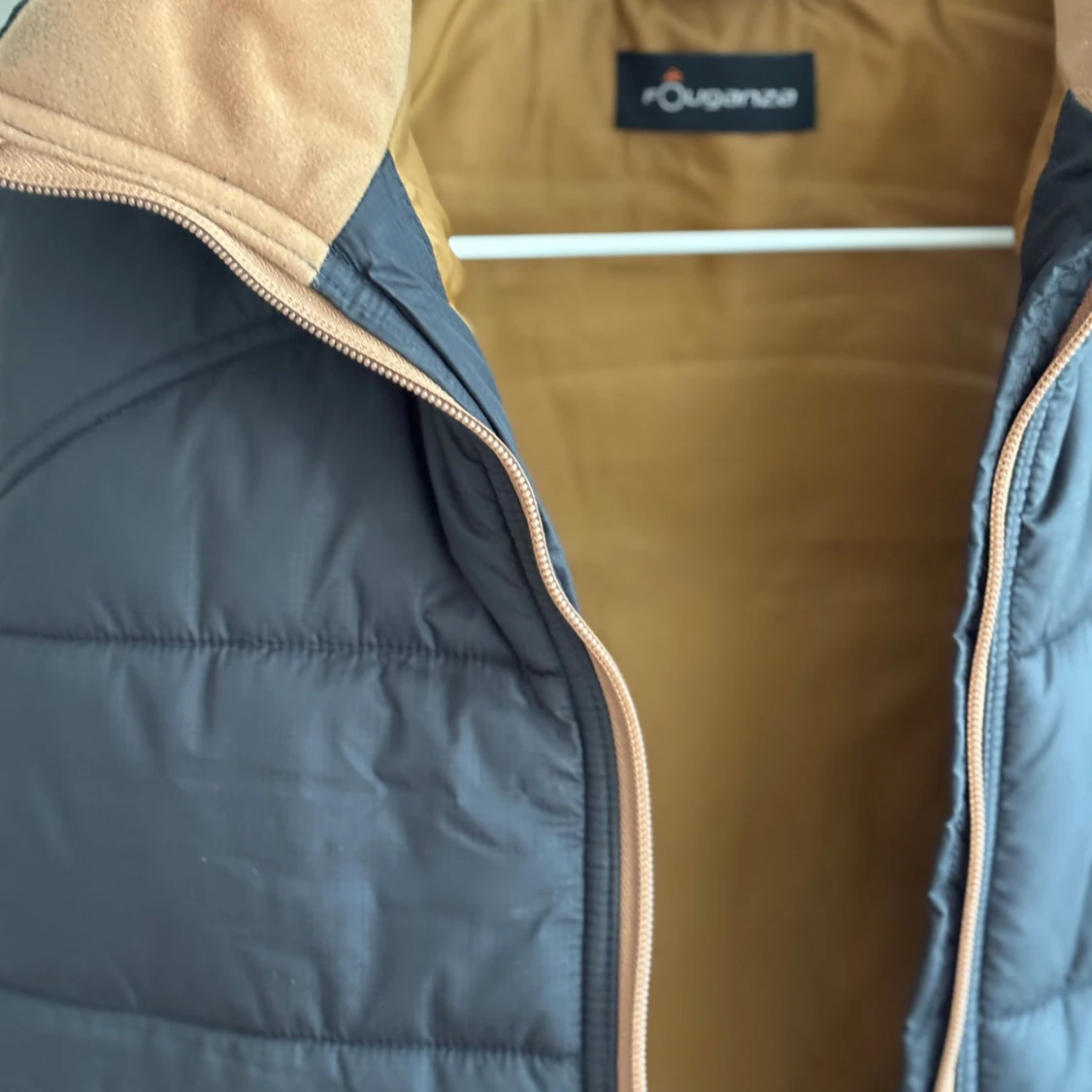 Svart dunväst från Fouganza, strl 12 år - 2