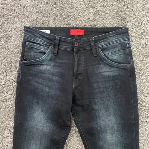 Jack & Jones Jeans - Riktigt sjuka Jack & Jones jeans i en riktigt snygg marinblå färg och tvätt. Storlek: W30/L32. Hör av dig vid funderingar!🤩