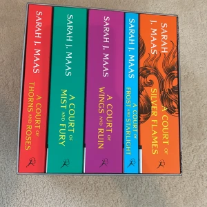 A Court of Thorns and Roses Box Set - 5 böcker, väldigt bra skick (alla för 300)