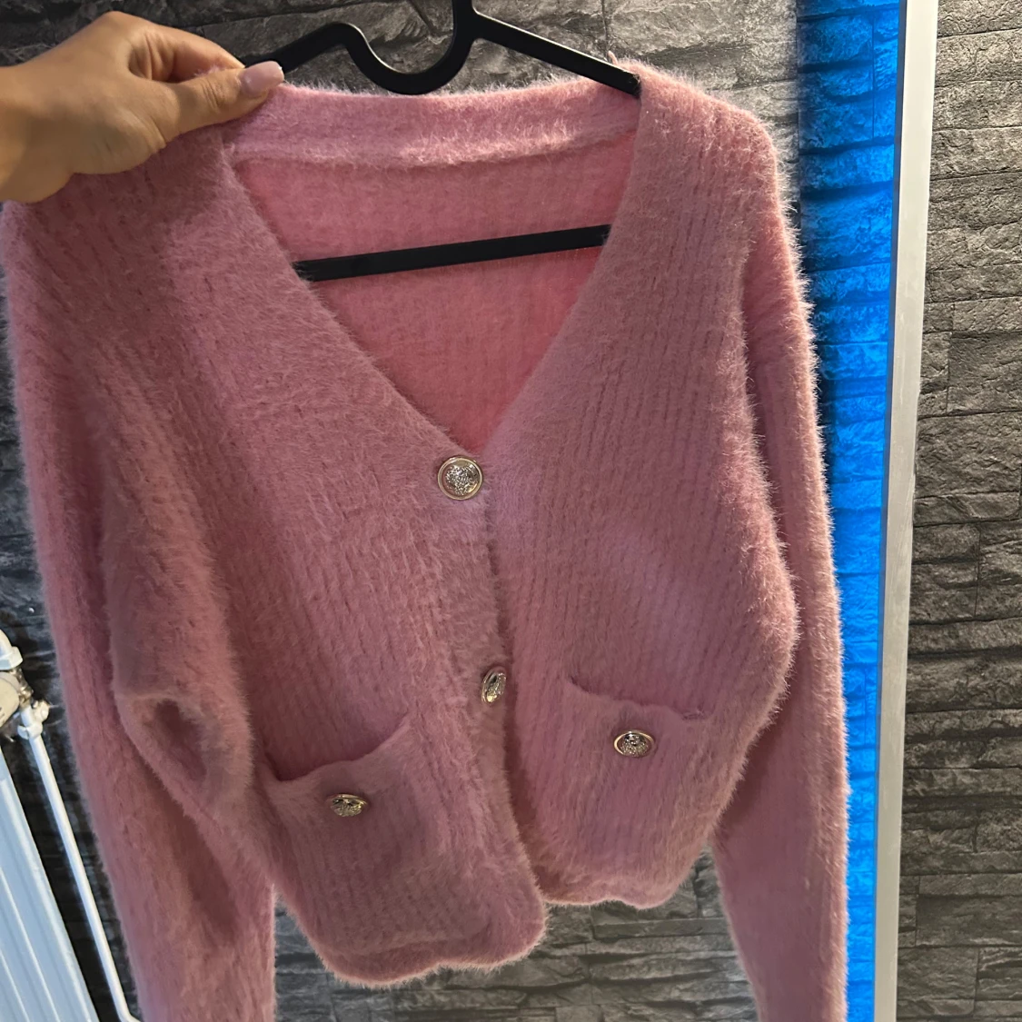 Rosa fluffig kofta med guldknappar - 3