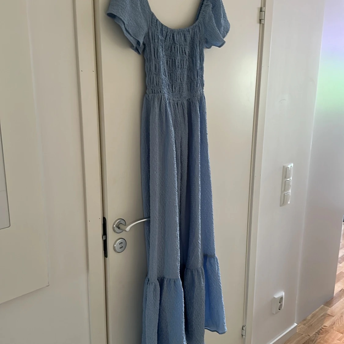 Ljusblå långklänning med puffärm - 1