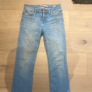 Ljusblå raka jeans zara - Ljusblå jeans från zara, står highwaist men är mer midwaist🥰Storlek 36/S, säljer då de inte kommer till användning 
