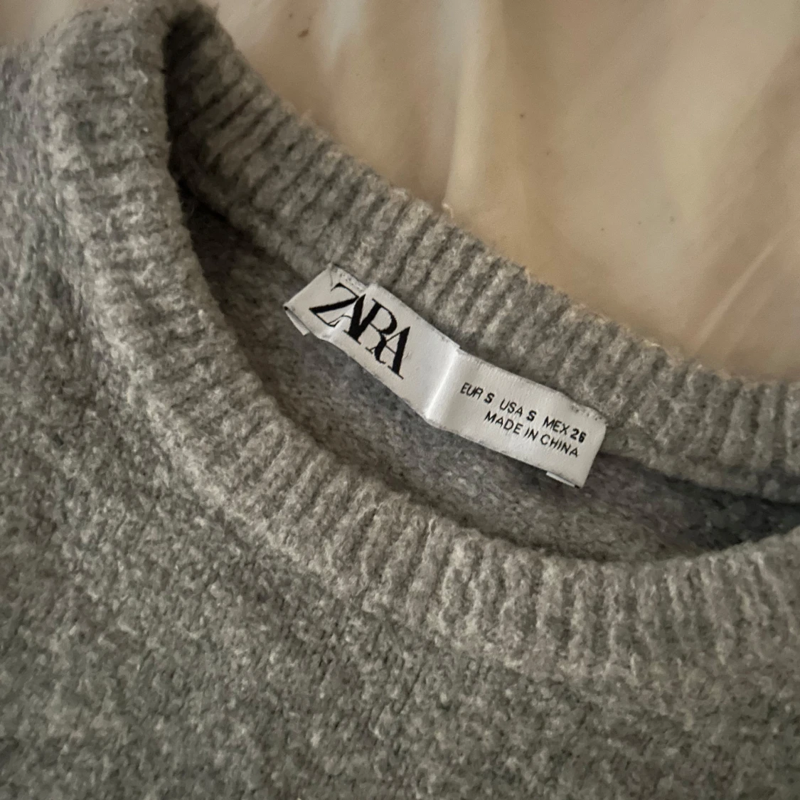 Grå stickad kortärmad topp - 2