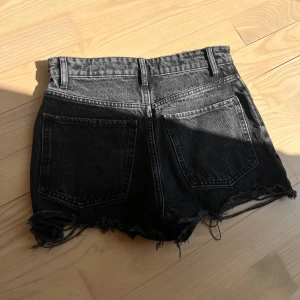 Svarta jeansshorts från Zara - Snygga svarta jeansshorts från Zara med hög midja. 
