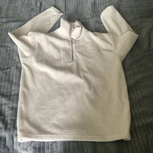 Vit manchestertröja med half zip från Lindex - Säljer en vit långärmad tröja från Göteborg marknad  i mjuk manchester med half zip och hög krage. Tröjan har en relaxed passform och är perfekt för dig som gillar en clean och stilren look. Passar lika bra till jeans som till mjukisbyxor.