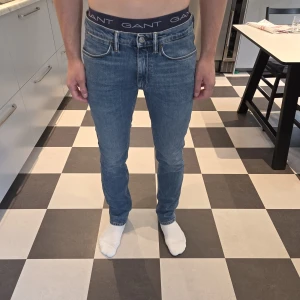 Blå jeans från Acne Studios 31/30 - Säljer ett par klassiska blå jeans från Acne Studios i storlek 31/30. Jeansen har en slim passform med raka ben, fem fickor och snygga kontrastsömmar. Perfekta för dig som gillar stilrena och tidlösa jeans med modern vibe.