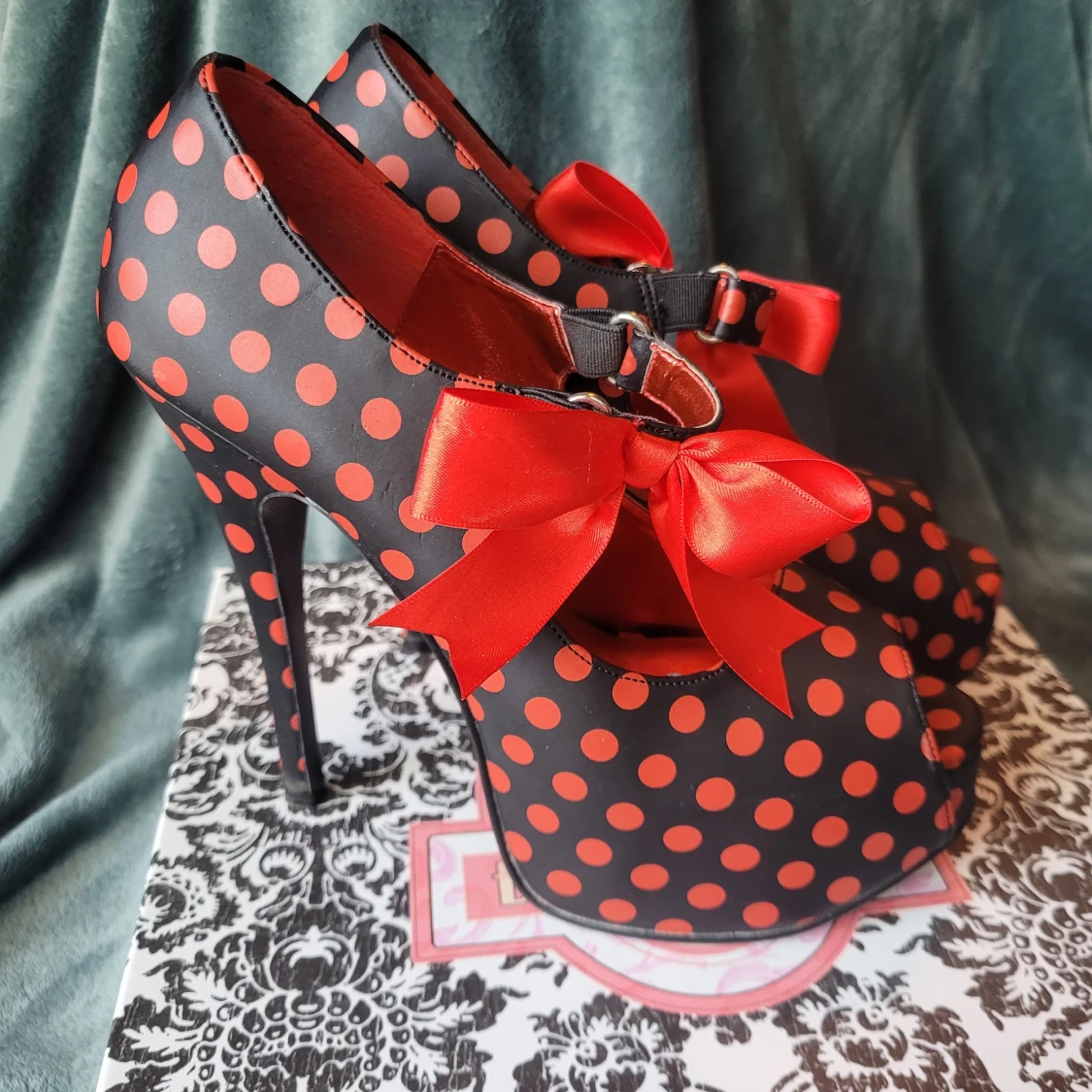 Bordello Teeze svarta med röda prickar