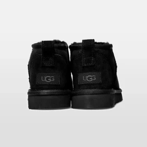 Uggs - Äkta svarta Uggs. Köpta för 2350kr. Bild från hemsidan 