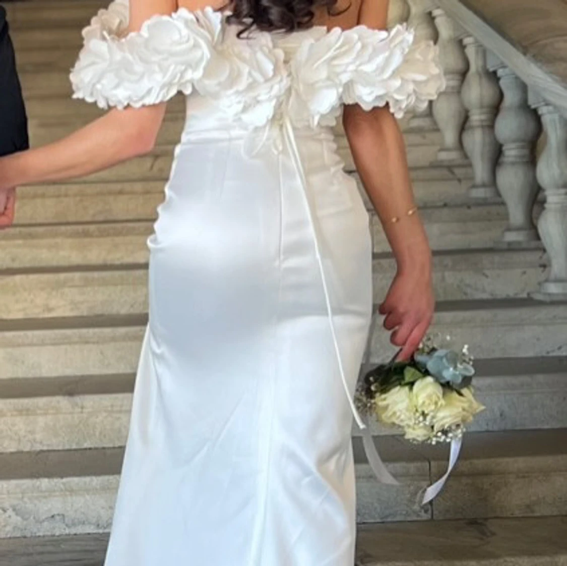 Brudklänning med volangärmar och släp - 2